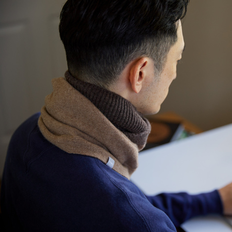 バイカラー》なめらか極細毛、すっきり軽い着け心地の「カシミヤネック