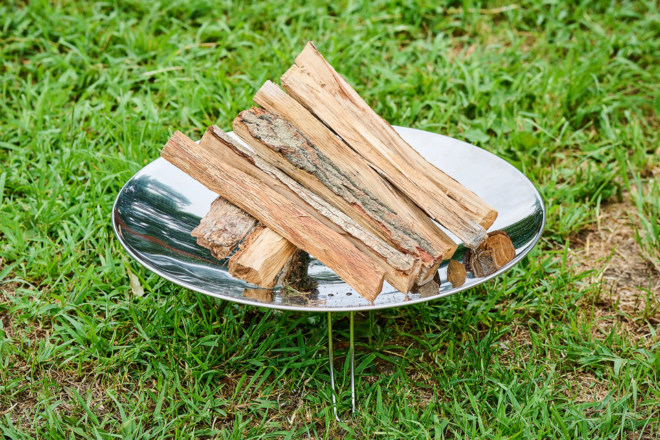 コールマン、3秒で設営できる大型焚き火台「ファイアーディスク