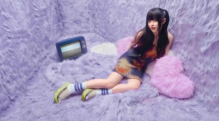 NewJeansのハニがUGG®のブランドアンバサダーに 新作コレクションを