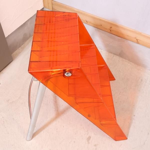 イタリアのデザイナーズ家具ブランドKARTELL(カルテル)のUPPER