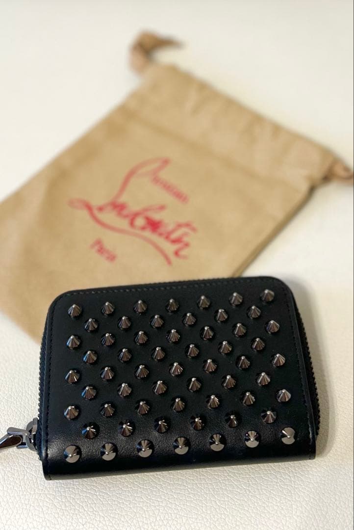 Christian Louboutin スタッズケース Christian Louboutin（クリスチャンルブタン） 二つ折り財布 Paros