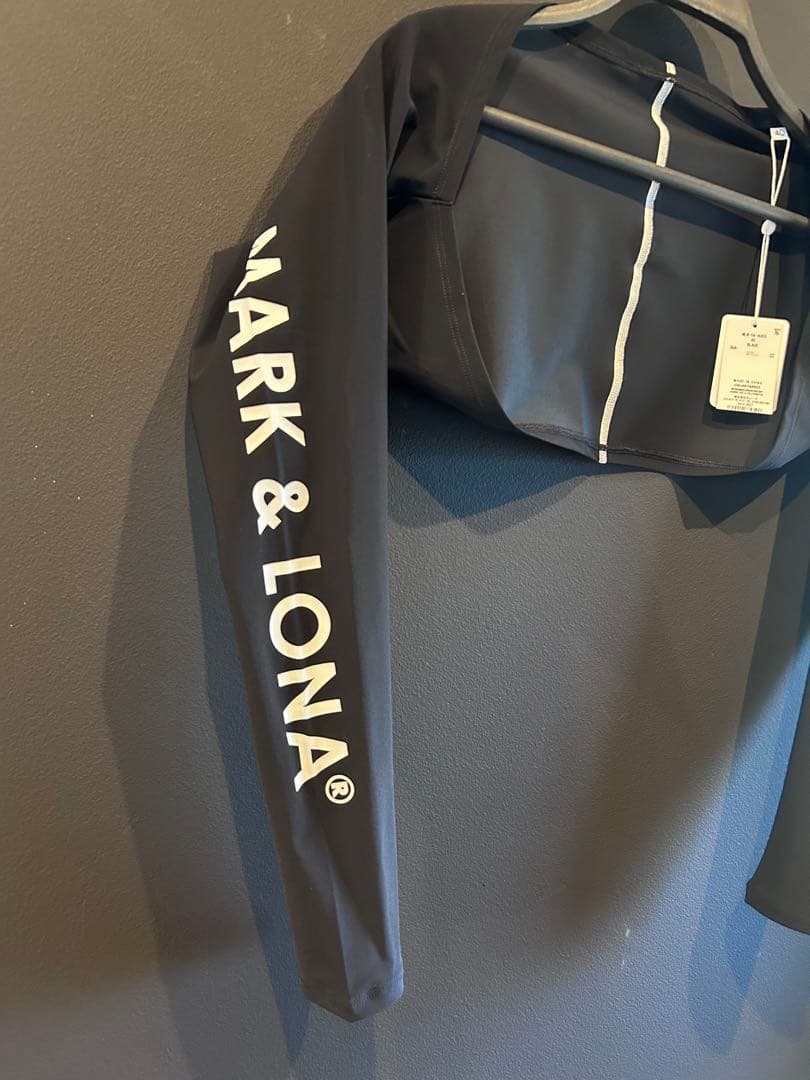 MARK & LONA アシメロゴプリント2WAYボレロ型アームカバー - メルカリ