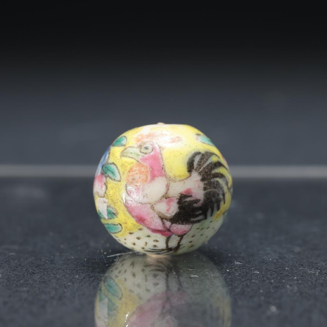 緒締め玉　陶磁器製　鶏と花　骨董　胴乱　印籠　R1451 緒締め玉 陶磁器製 鶏と花 骨董 胴乱 印籠 R1451 緒締め玉 陶磁器製 鶏