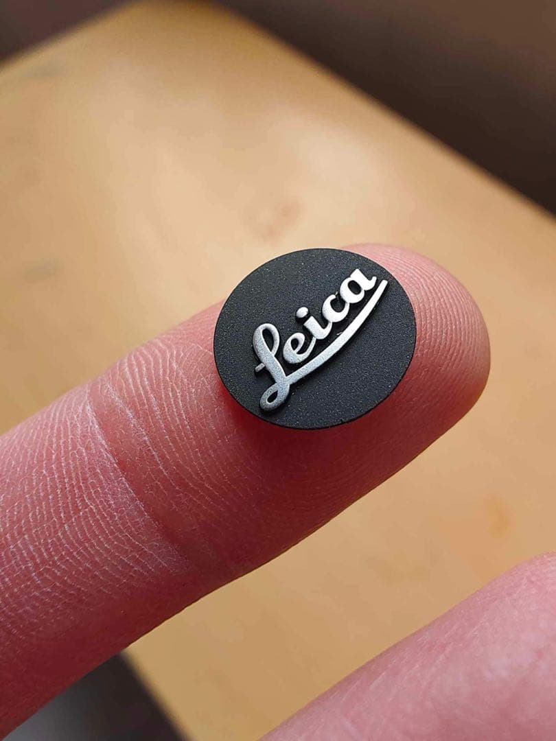 Leica ライカ ロゴマーク 黒ブラックM6-M7-M8-M9-M10-Q2用 Leica ライカ ロゴマーク 黒 ブラックM6-M7-M8-M9 用 - メルカリ