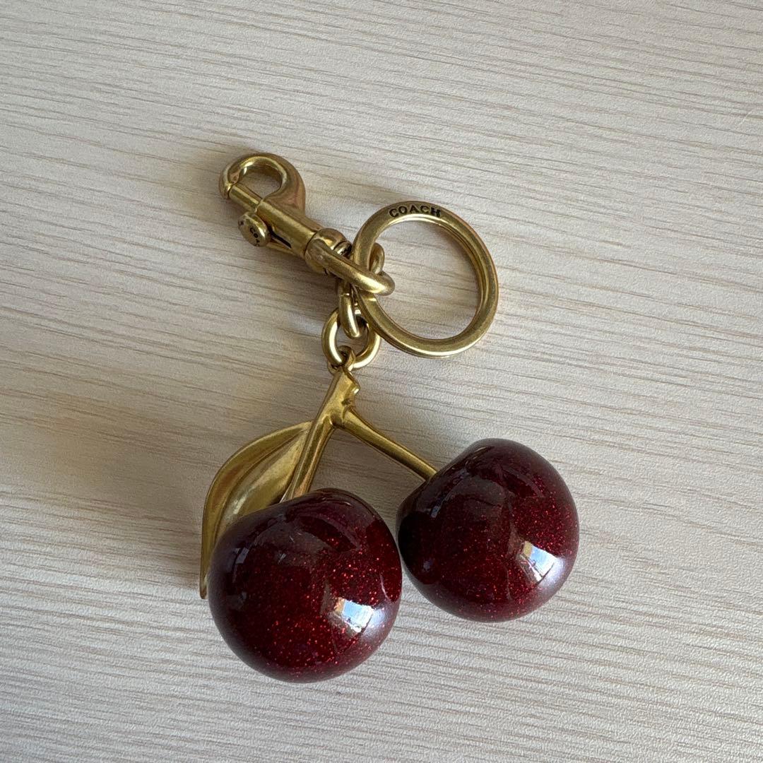 COACH チェリー キーホルダー 大人可愛いグリッターレッド【COACH】チェリー バッグチャーム (Coach